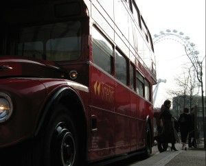 Passagers descendant d'un autobus à proximité du London Eye.